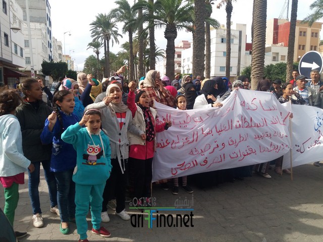+صور و فيديو.. ساكنة أولاد بوطيب الفوقاني تخرج بنساءها وأطفالها ورجالها للإحتجاج على تهميش حيهم