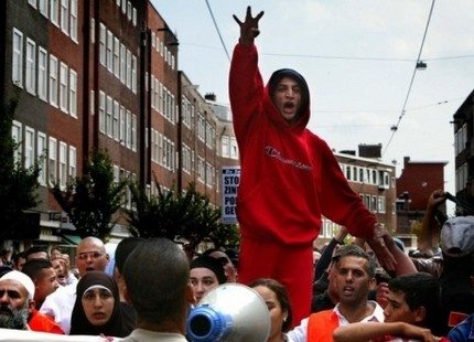 “طحن” محسن فكري يخرج المغاربة في باريس وتونس للاحتجاج