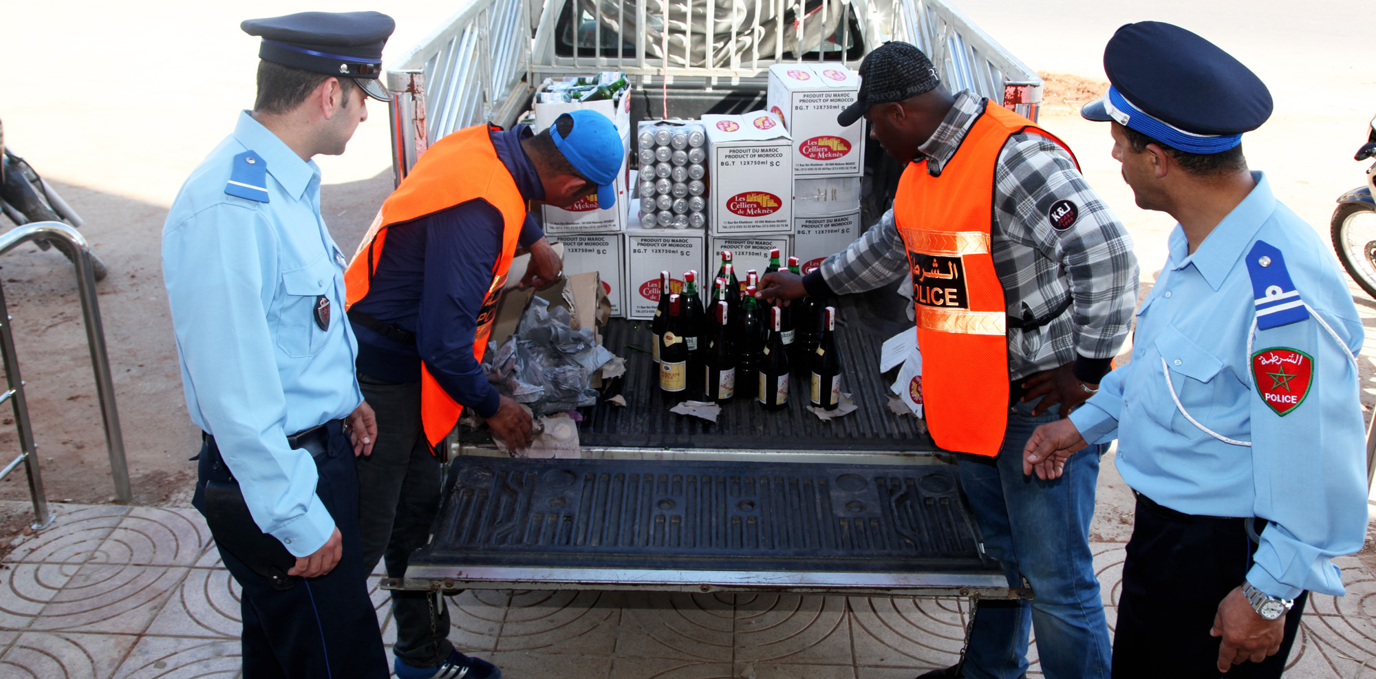 مبيعات قياسية للخُمور عشية رأس السنة والأمن يطارد المواطنين قرب محلات ‘الگرابة’ لإتلاف مقتنياتهم من النبيذ