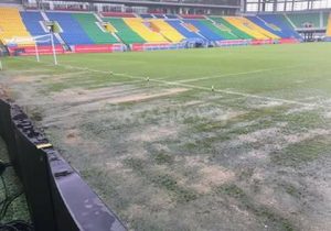شاهد بالصور ..الأسود يعترضون على خوض مباراة مصر على ملعب غمرته مياه الأمطار
