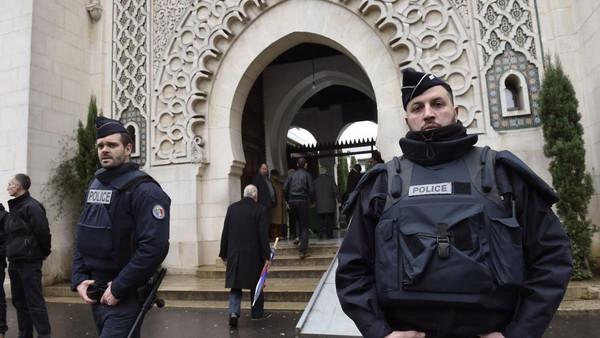 فرنسا تواصل حملتها لإغلاق المساجد بدعوى “التشدد”