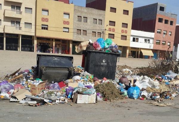 ساكنة حي بوقيشو ببني انصار تناشد المسؤولين لحل مشكل النفايات المتراكمة