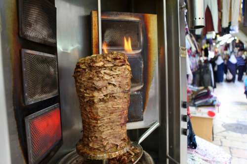 فيديو لمهاجر مغربي باسبانيا يهز الفيسبوك ويفضح صنع وجبات “شوارما” من لحم الخنزير