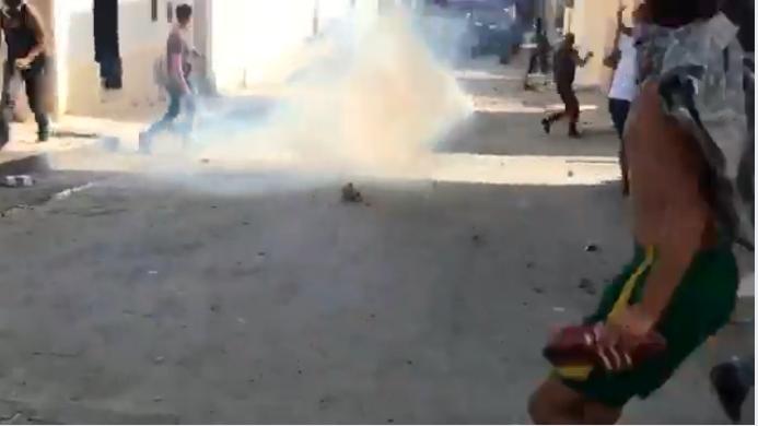 عاجل + فيديوهات: اعتقالات وقنابل مسيلة للدموع و احراق سيارات شرطة بشوارع الحسيمة و دعوات لاضراب عام