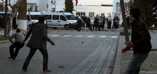 عاجل+ فيديوهات.. اندلاع مواجهات عنيفة بالحجارة بين المتظاهرين والأمن في إمزورن