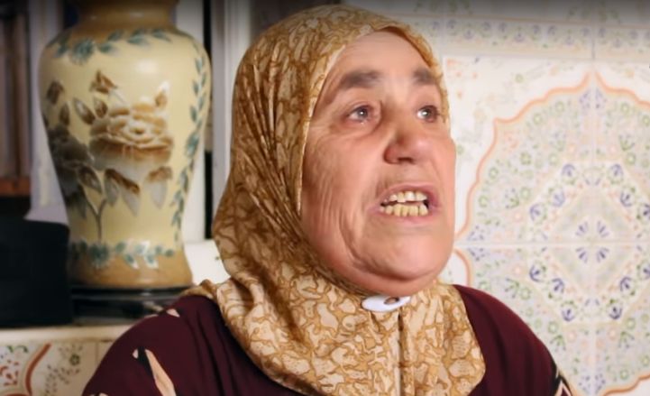 بالفيديو..والدة الزفزافي تكشف عن تفاصيل مثيرة حول اقتحام الأمن لبيتها و تطالب الملك