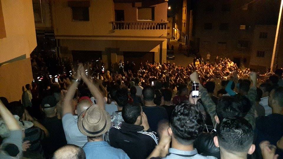 +صور و فيديو: ابناء الحسيمة يحتجون من جديد رغم الحصار الامني و مطاردتهم في الشوارع