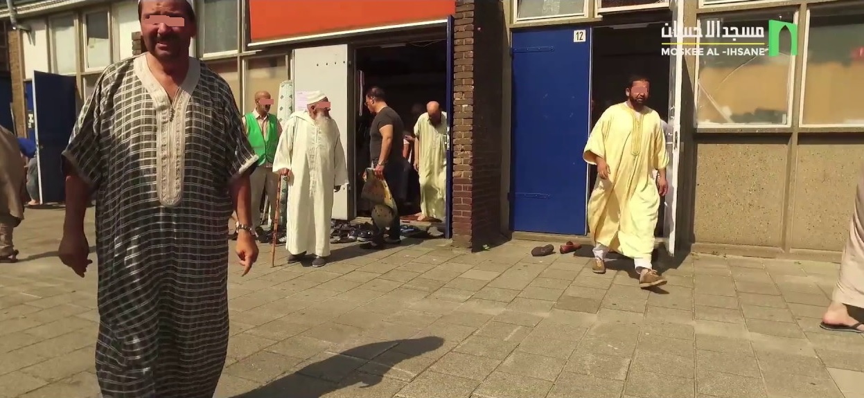 +فيديو: كاتبٌ هولندي يُقاضُي اماماً مغربياً هاجم ‘حراك الريف’ ويُطالبُ بطرده من هُولندا