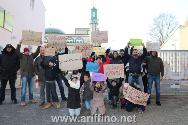 بالفيديو: وقفة احتجاجية أمام مسجد أبو بكر الصديق بفرانكفورت تنديدا- بطرد المصليين