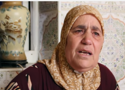 بعد دخوله في إضراب عن الطعام.. والدة الزفزافي للمسؤولين: “أولادكم كياكلو وأولادنا مرميين في السجون” – فيديو
