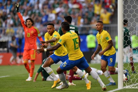 Brazil's forward Neymar (2L) celebrates after scoring the opening goal during the Russia 2018 World Cup round of 16 football match between Brazil and Mexico at the Samara Arena in Samara on July 2, 2018. / AFP PHOTO / Fabrice COFFRINI / RESTRICTED TO EDITORIAL USE - NO MOBILE PUSH ALERTS/DOWNLOADS