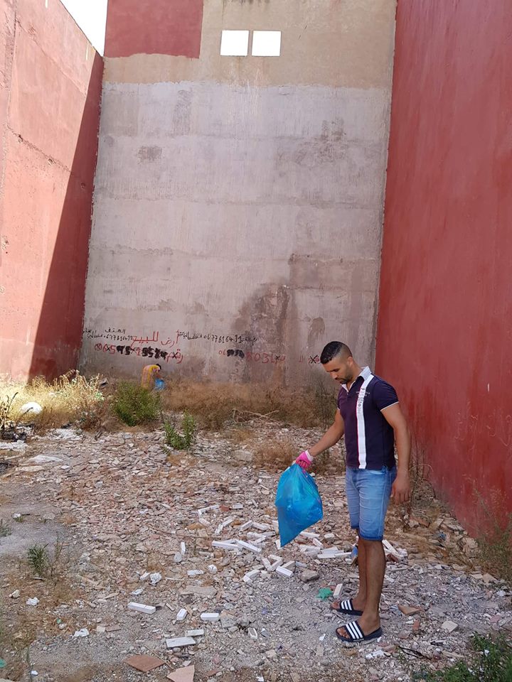 بالصور:مواطن بأركمان يشتكي من رمي الأزبال أمام منزله والمعتدي فاعل جمعوي؟