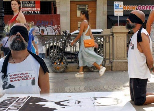 ناشط مصفد اليدين ومعصوب العينين يلفت أنظار الأروبيين بطريقة تضامنه مع الزفزافي ـ فيديو