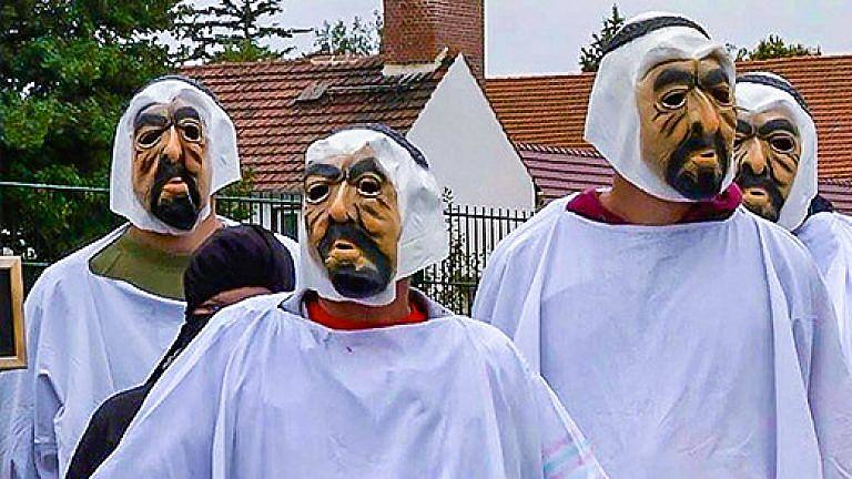 +صور: متظاهرون يرتدون ملابس عربية يتظاهرون في ألمانيا إحتجاجا على بناء مسجد