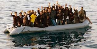 البحرية الملكية تنقذ 59 مهاجرا في قارب تسربت إليه المياه بسواحل الناظور