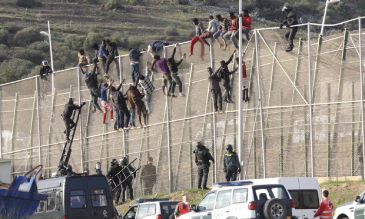 رغم التحفظ المغربي:إسبانيا تحسم نزع الأسلاك الحادة  من سياجات مليلية وتعويضها بمشروع “الحدود الذكية”