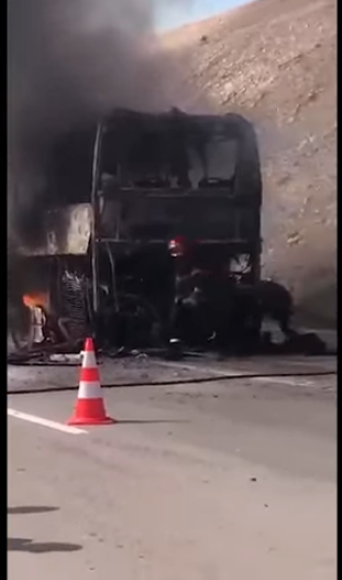 + فيديو : حافلة لنقل المسافرين تغادر من الناظور و تلتهمها النيران عند مدخل مدينة فاس