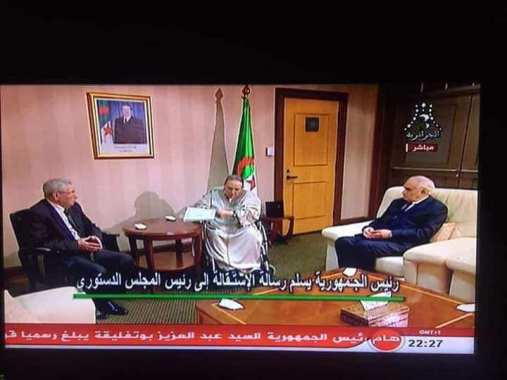 + صور :التلفزيون الجزائري يوثق لحظة استقالة بوتفليقة..