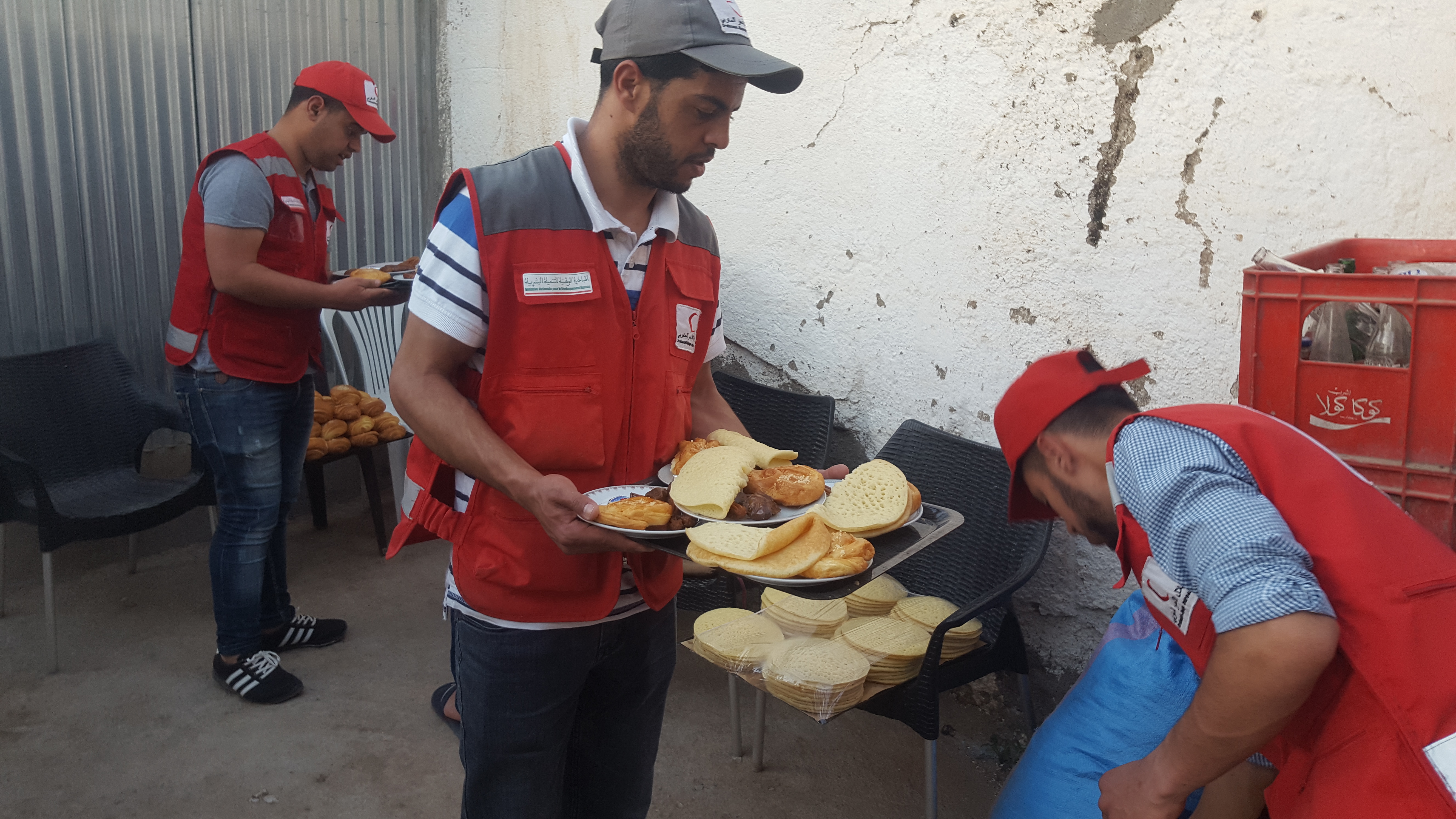 شاهد الفيديو : مئات المستفيدين من عملية الإفطار الجماعي بمدينة بن الطيب