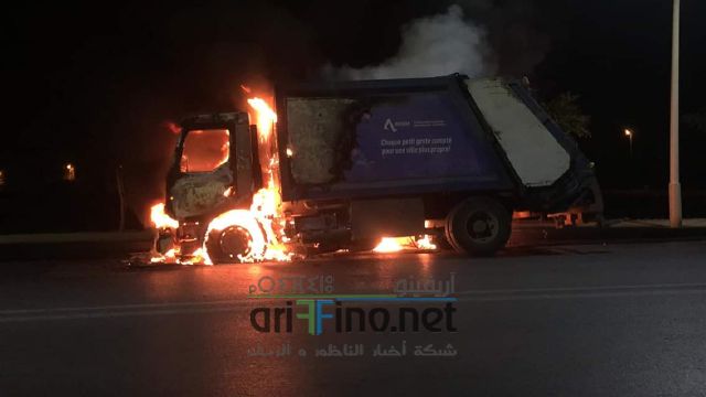 + فيديو و صور : شاحنة نقل الأزبال لشركة أفيردا تحترق و تتفحم على الطريق بين الناظور و سلوان ..