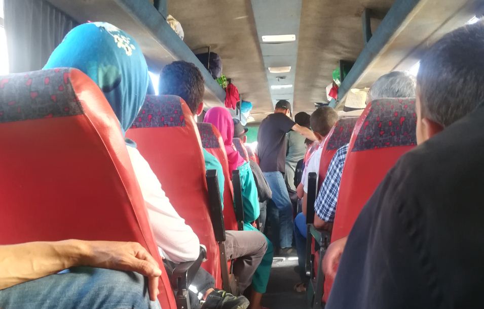 +الصور…تكدس المسافرين داخل حافلة تربط الناظور بتمسمان بسبب ندرة وسائل النقل