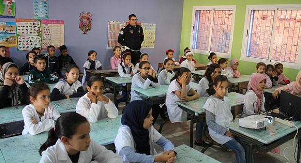 شرطة زايو تُنظم حصّة توعوية لفائدة تلاميذ مدرسة “إبن بسام”