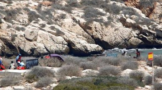 المغرب يتدخل لإجلاء المهاجرين من الصخور المحتلة قرب سواحل الناظور
