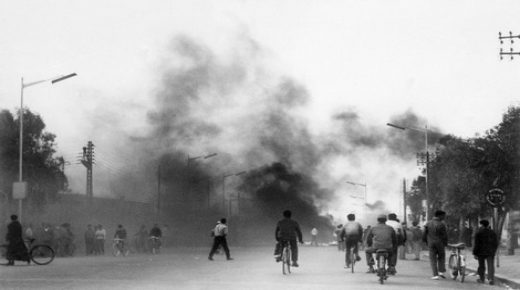 Photo prise le 23 mars 1965 lors des émeutes à Casablanca, du boulevard El Fida contrôlé par les étudiants qui ont incendié des autobus. Picture taken 23 March 1965 during riots in Casablanca showing a street controlled by students, whO have burnt buses.