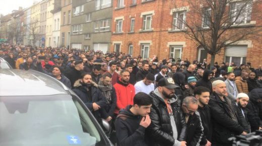 آلاف المغاربة يشيعون جنازة أشهر داعية في حي مولنبيك ببلجيكا “فيديو”