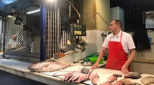 +فيديو: مليلية قريبا.. أزمة سٓمك بسبتة بعد منع المغرب إدخال الأسماك المغربية