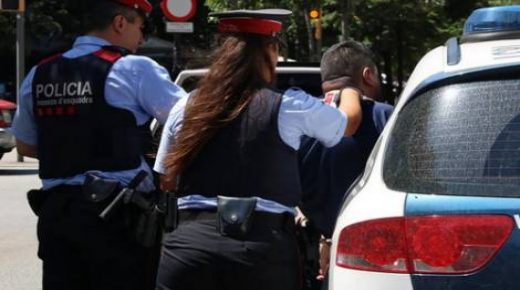 الشرطة الكاتالونية تعتقل مغربيا حاول ذبح زوجته بسيف
