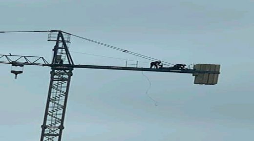 عاجل+فيديو: شاب من خنيفرة يصعد أعلى رافعة سوبيرمارشي بالناظور و هدد بالانتحار