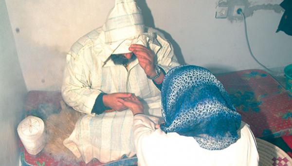 غرائب المغرب: زوج يستغل زوجته المريضة بالصرع في استخراج الكنوز رفقة “فقيه” وهكذا تم اعتقالهما