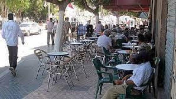 الناظور : السلطات المحلية بالعروي تحذر أرباب المقاهي و الدكاكين من احتلال الرصيف و تهدد بتطبيق القانون