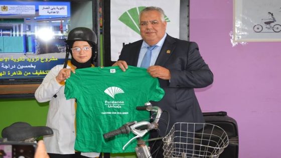 الناظور : فوطاط يشرف على توزيع دراجات هوائية على التلاميذ المعوزين باعدادية بني انصار