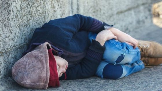 فرنسا.. ما يقرب من 2000 طفل مجبرون على النوم في الشارع