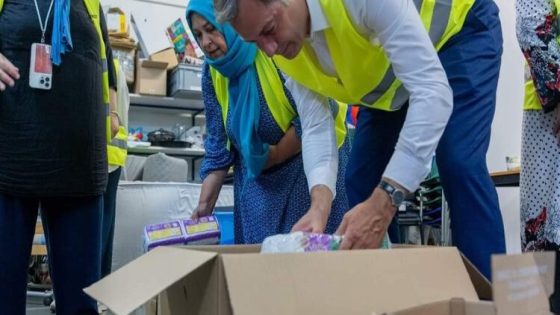 الوزير الأول البلجيكي يشارك الجالية المغربية حملة جمع المساعدات الإنسانية لضحايا الزلزال