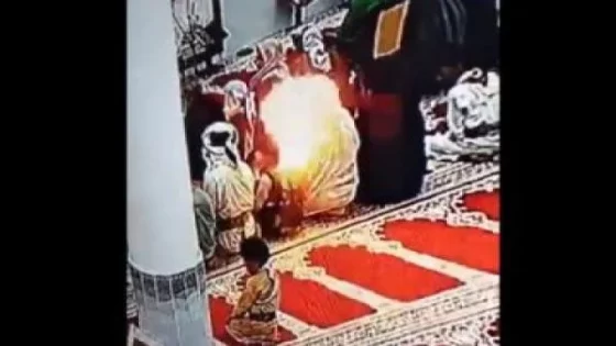 لحظة انفجار هاتف في جيب رجل خلال الصلاة (فيديو)