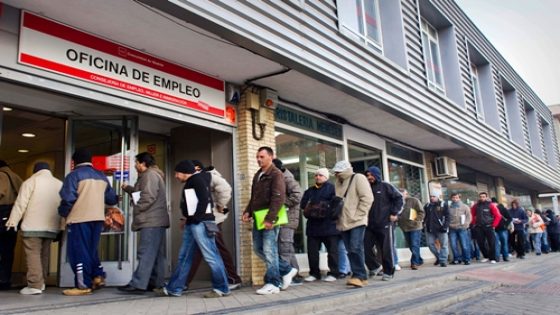 People queue outside an unemployment registry office in Madrid on Thursday, Dec. 2, 2010. En la foto oficina del INEM