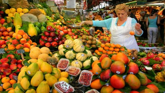 قرار متاجر اسبانية كبرى يبشر بتخفيض اسعار هذه الفاكهة في المغرب؟