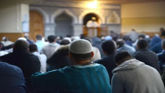 مخمور يقتحم مسجدا في المغرب..ما طلبه من المصلين مثير؟